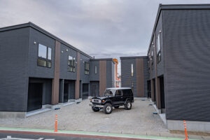 コの字に並ぶ6戸、+αなスペースが嬉しいゆったりガレージ｜鴻巣市