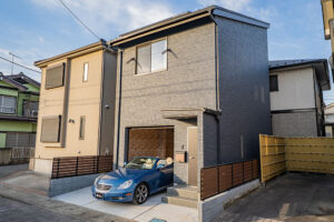 奥行7mガレージ＆階段ロフト、プライバシー重視の戸建物件｜越谷市