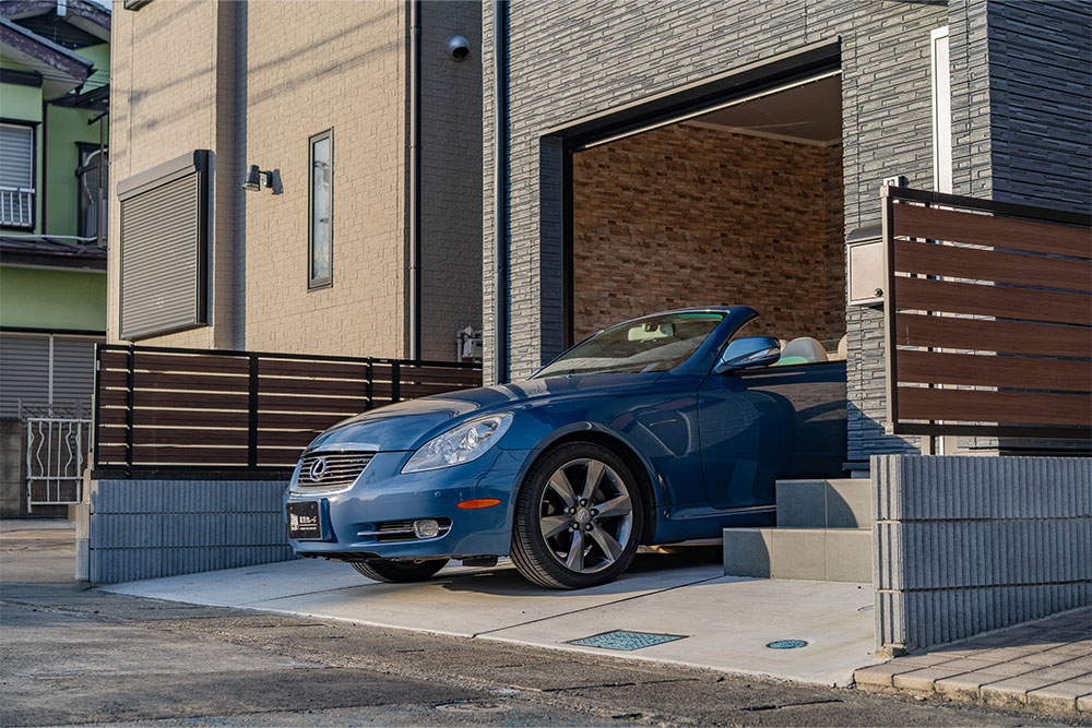 ガレージを出発するSC430