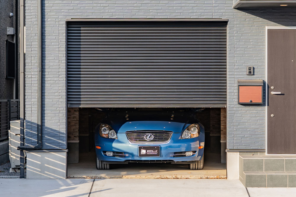 ガレージに駐車したSC430