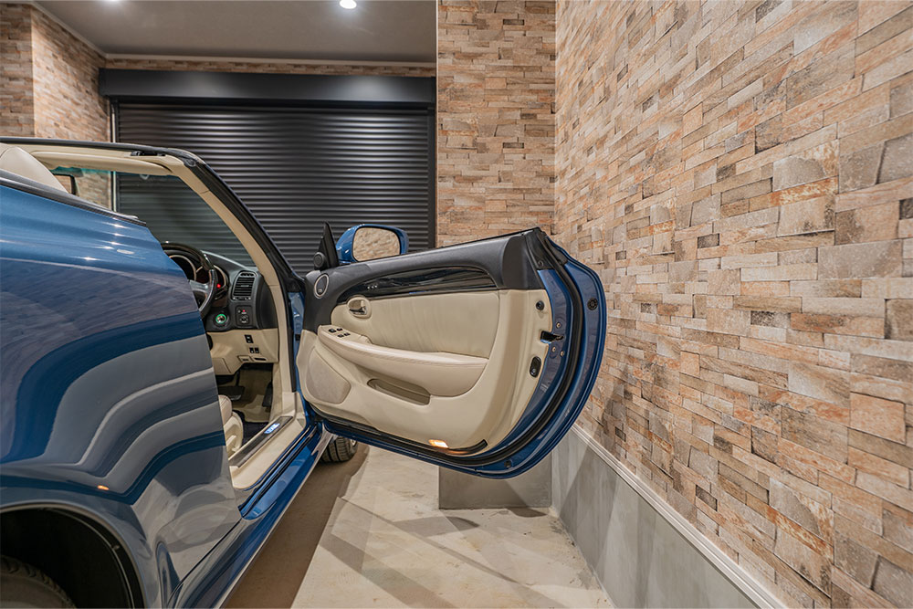 ガレージでドアを開けたSC430