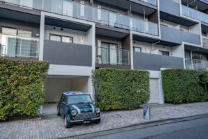 スリット越しの愛車、湾岸を庭とするガレージライフ｜豊洲駅 歩10分