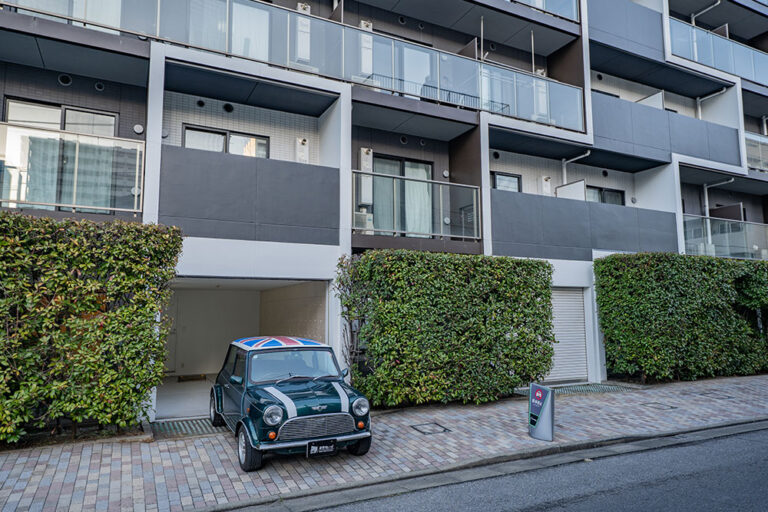 スリット越しの愛車、湾岸を庭とするガレージライフ｜豊洲駅 歩10分