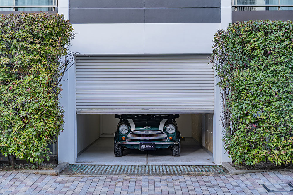 ガレージに駐車したローバー_MINI