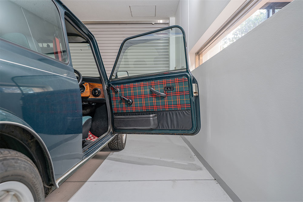 ガレージでドアを開けたローバー_MINI