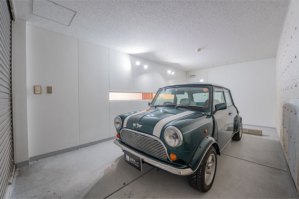 ガレージに駐車したローバー_MINI