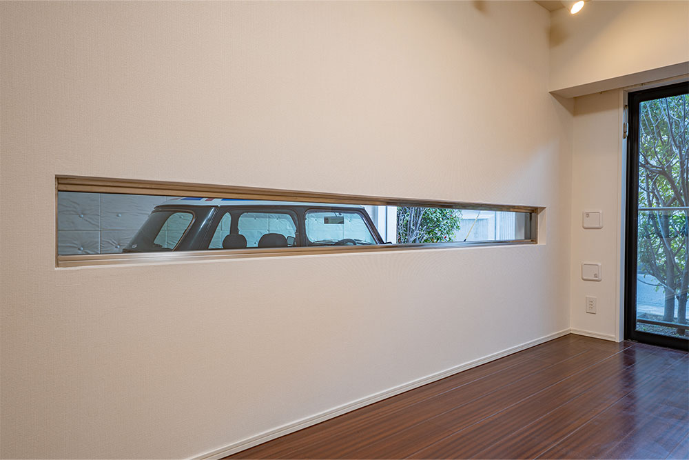 スリット窓から見たガレージ