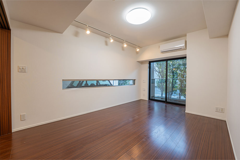 スリット窓から愛車が見える洋室（9.2帖）