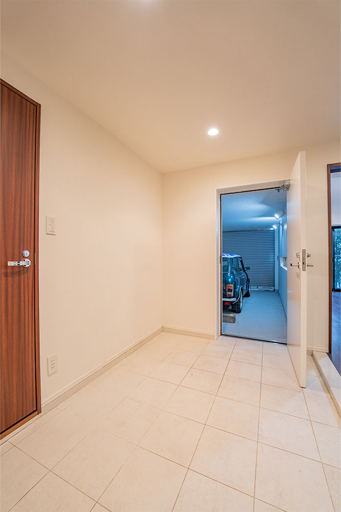 玄関から見たガレージ