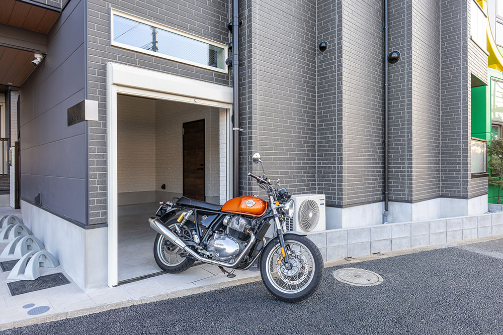 東京都三鷹市大沢2丁目のバイクガレージハウス「ラ・ソラリス」とRoyal Enfield_INT650