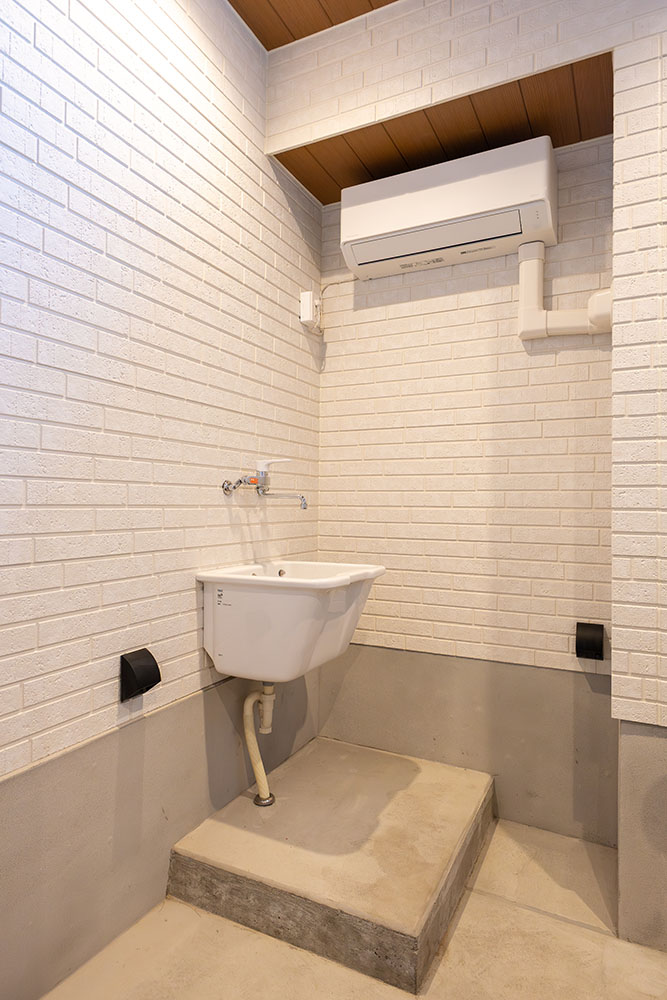 ガレージ内のエアコンと流し台