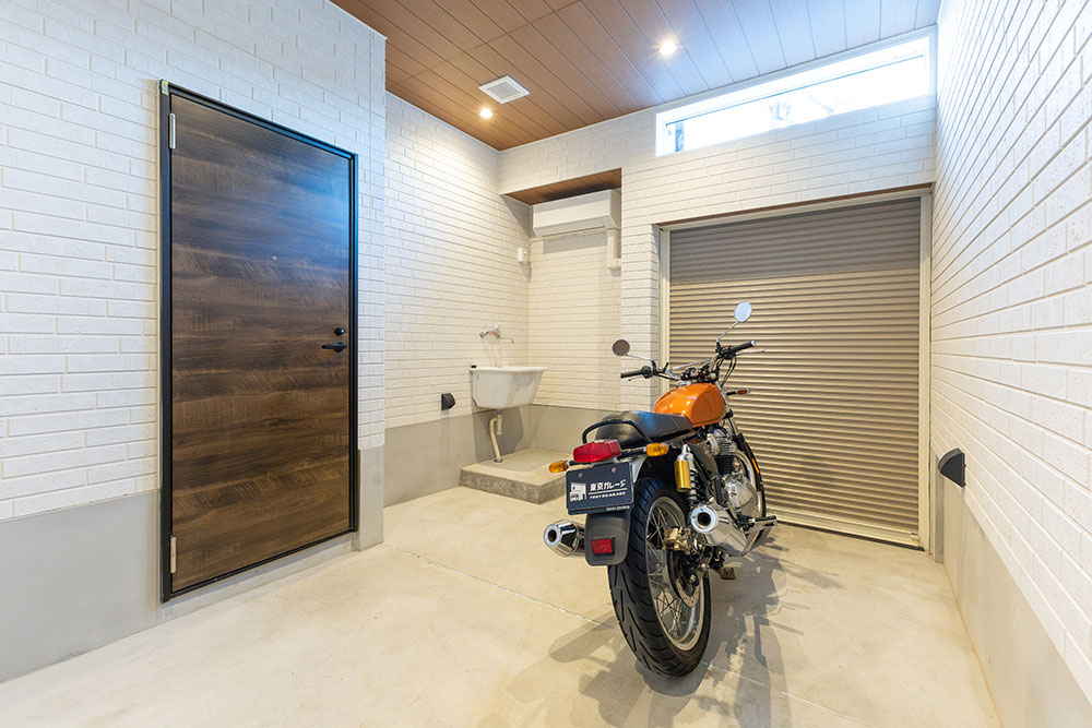 ガレージに駐車したRoyal Enfield_INT650