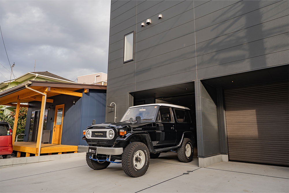 ガレージを出発するランクル70 PX10