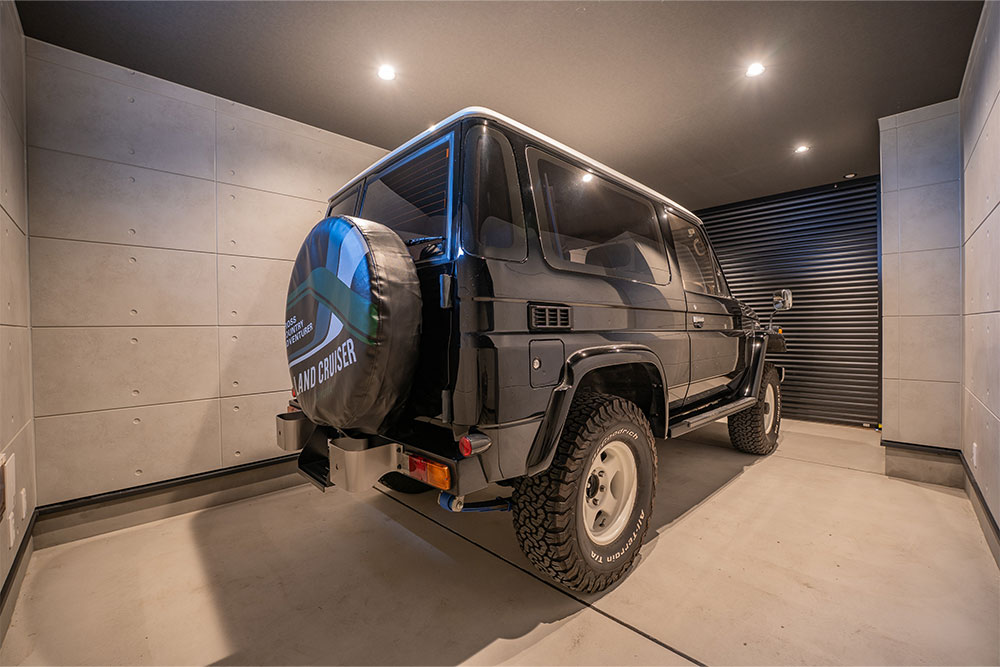 ガレージに駐車したランクル70 PX10