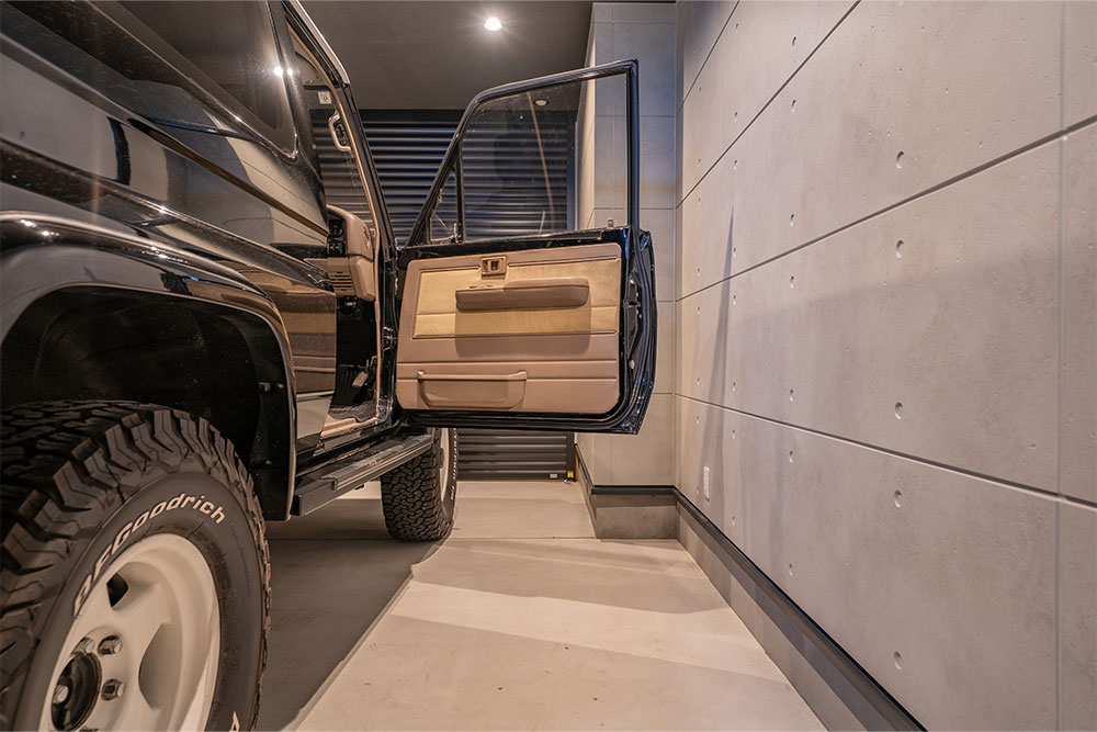 ガレージでドアを開けたランクル70 PX10