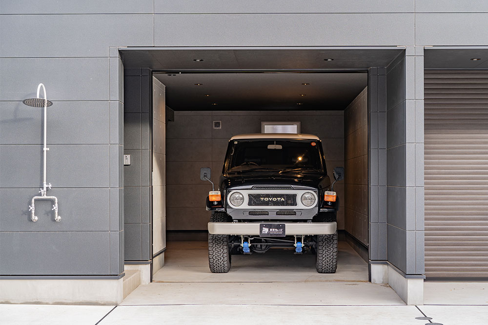 ガレージに駐車したランクル70 PX10