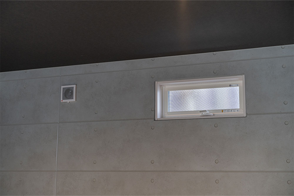 換気扇と明り取り窓