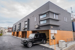 開口4.9mの並列2台ガレージ＆リビング中心の2LDK｜武蔵野市