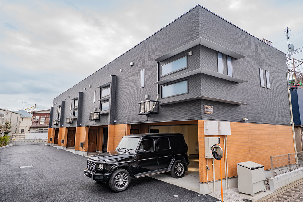 キレのあるL字庇がアクセントとなる外観