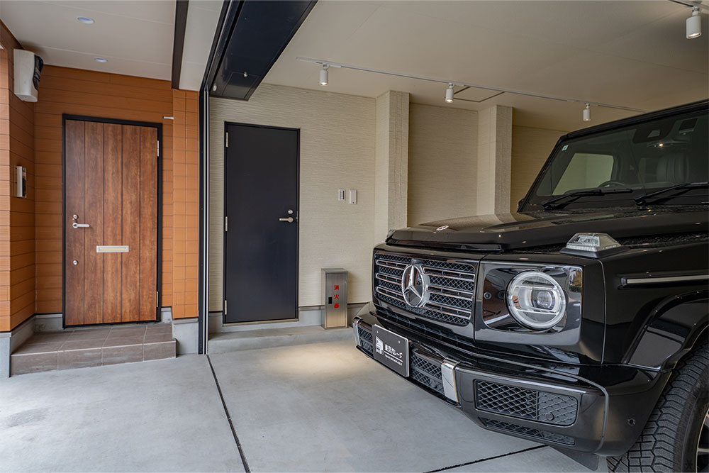 玄関扉とガレージドア