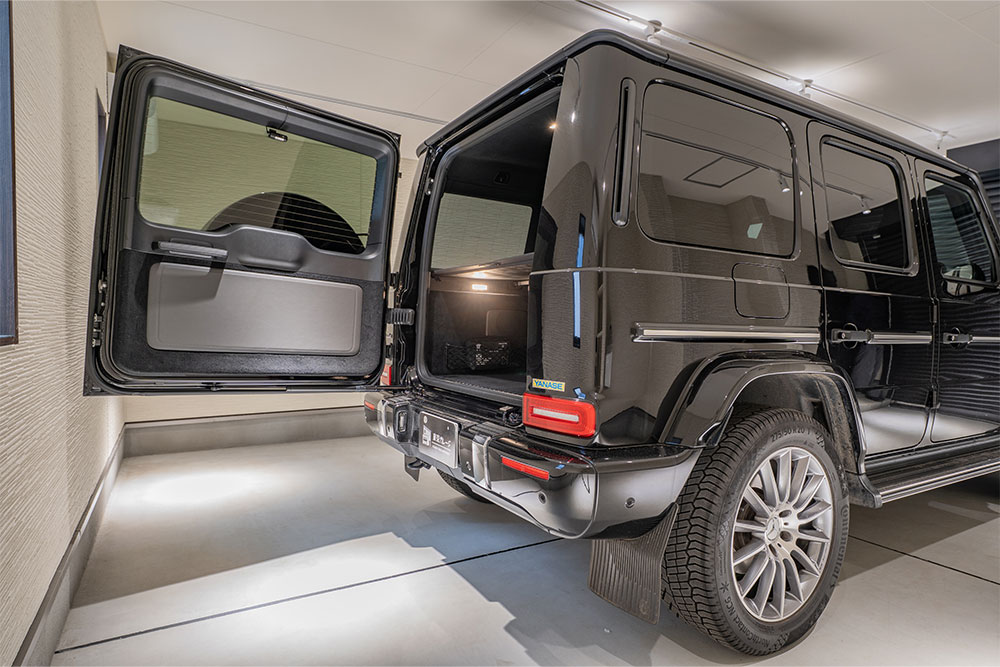 ガレージでリアハッチを開けたGクラス