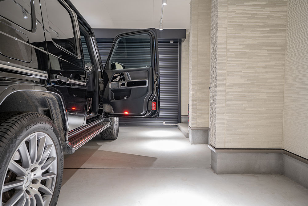 ガレージでドアを開けたGクラス