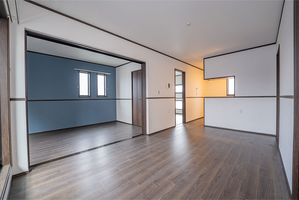 2FはLDK（11.4帖）+洋室（6.1帖）+洋室（4.8帖）