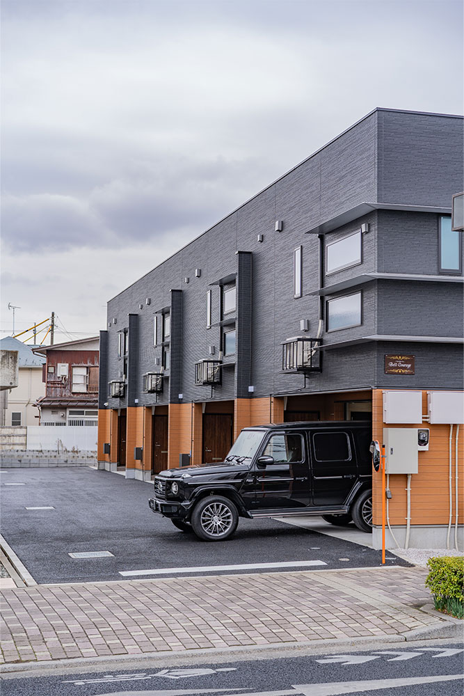 ガレージを出発するGクラス