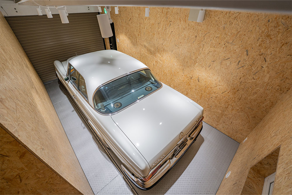 ガレージに駐車した280SE3.5Coupe