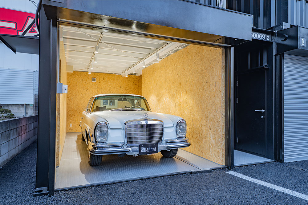 ガレージに駐車した280SE3.5Coupe