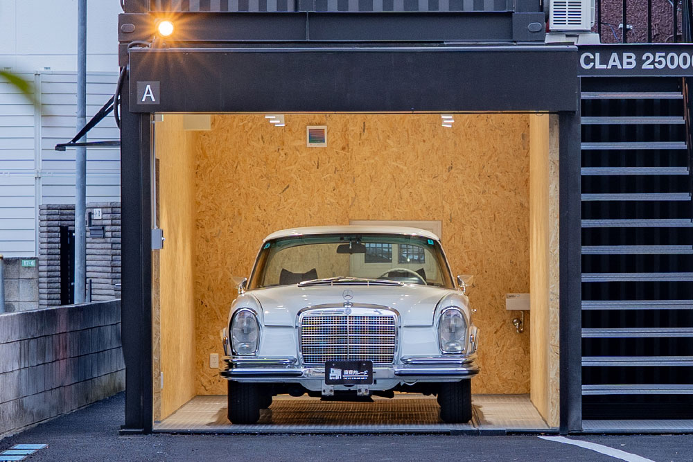 ガレージに駐車した280SE3.5Coupe