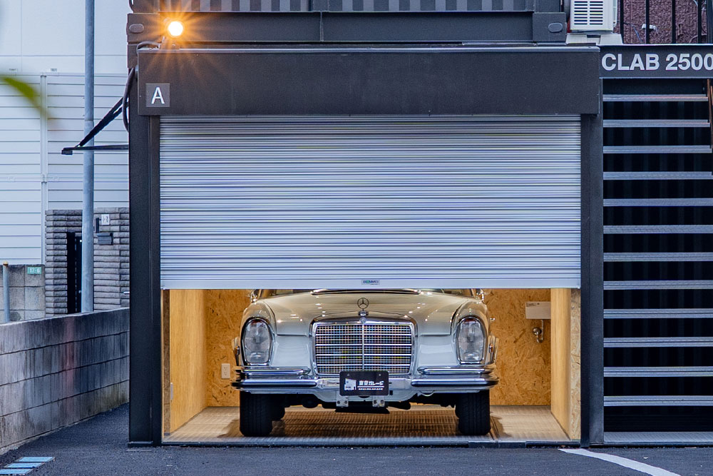 ガレージに駐車した280SE3.5Coupe