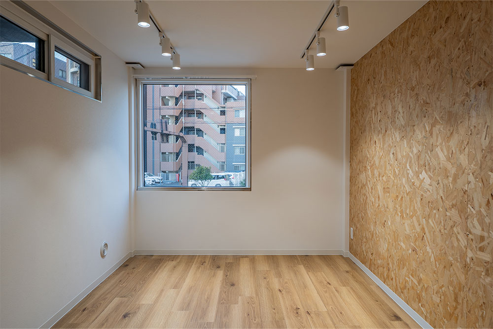 2Fのスクエア窓