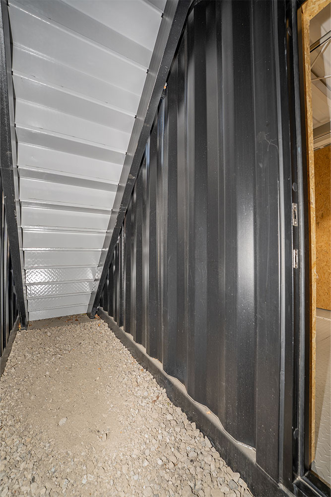 B号室の階段下収納