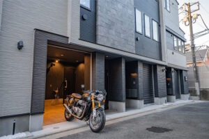 バイク3-4台収容可、スクエア窓の先に広がるタイル床ガレージ｜大田区