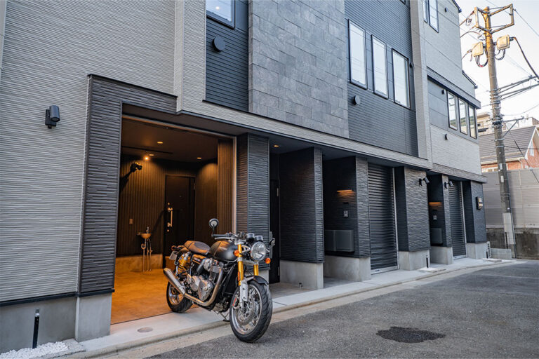 バイク3-4台収容可、スクエア窓の先に広がるタイル床ガレージ｜大田区