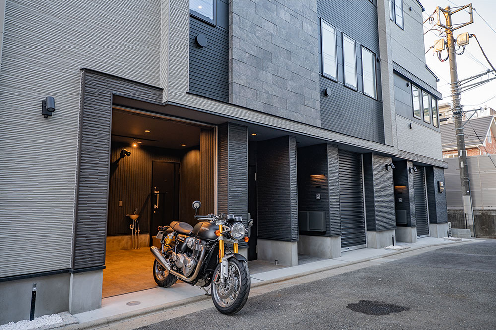 東京都大田区大森西1丁目のバイクガレージハウス「TWEED大森」とトライアンフ_スラクストン1200R