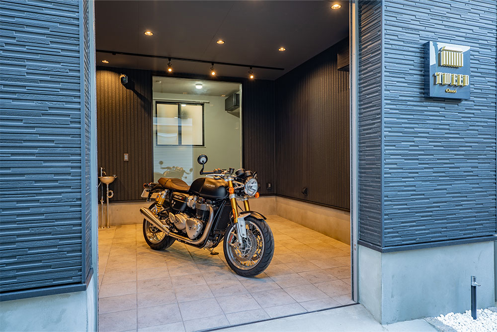 ガレージに駐車したトライアンフ_スラクストン1200R