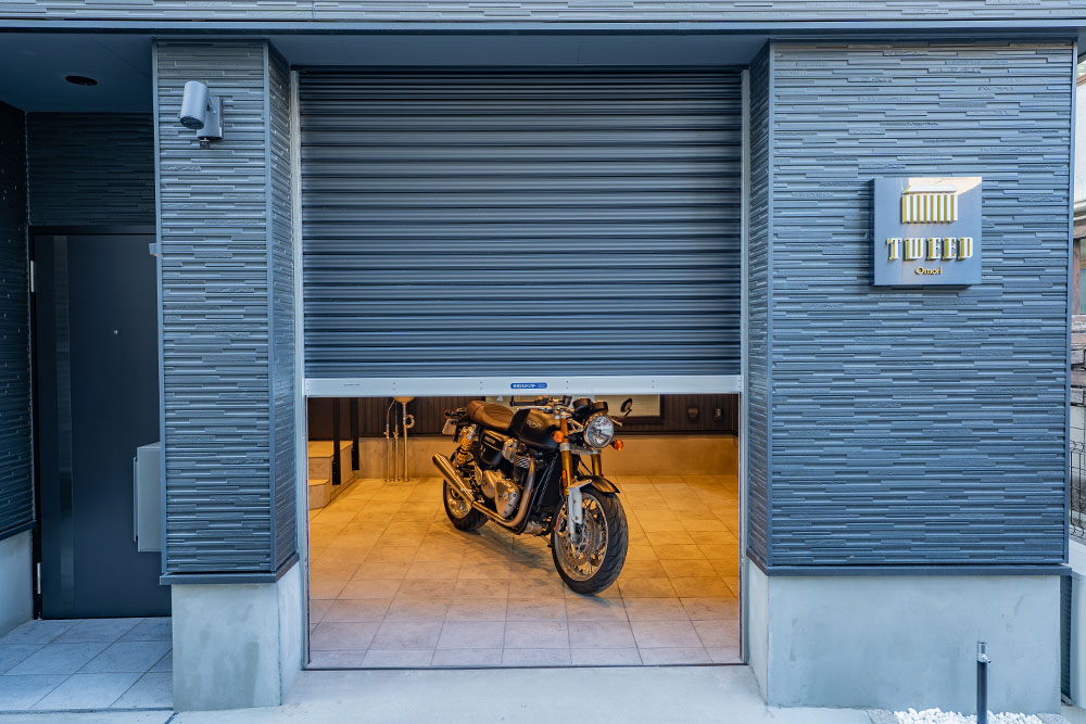 ガレージに駐車したトライアンフ_スラクストン1200R