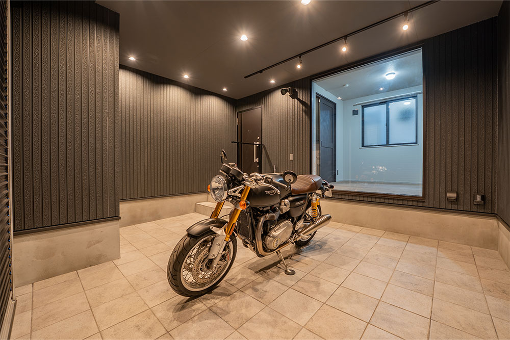 ガレージに駐車したトライアンフ_スラクストン1200R