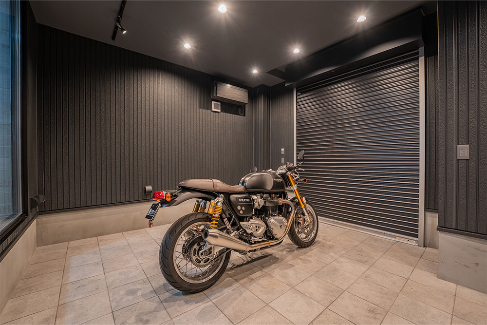 ガレージに駐車したトライアンフ_スラクストン1200R