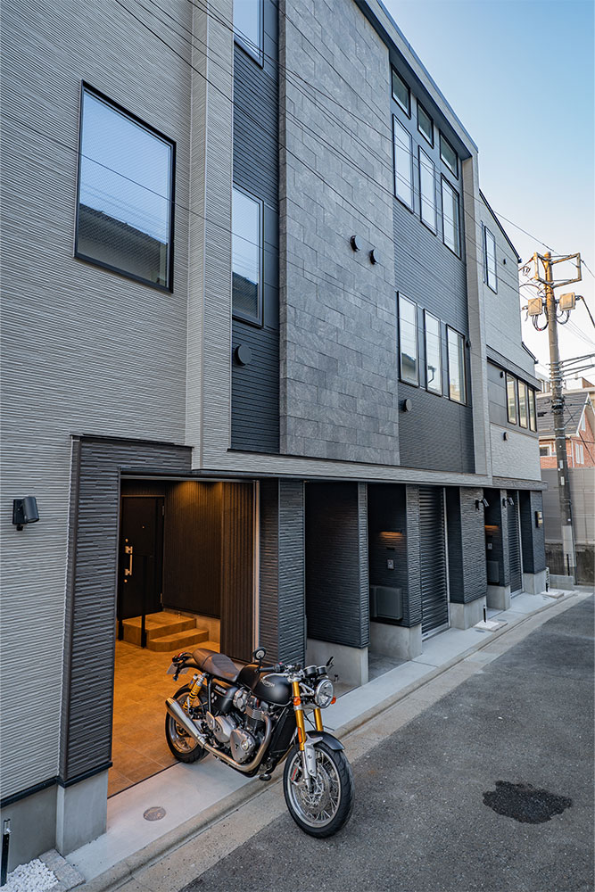 ガレージを出発するトライアンフ_スラクストン1200R