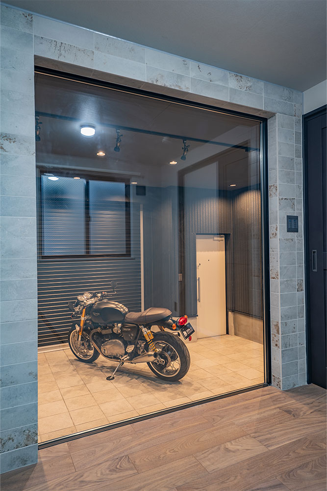 1F納戸から見たガレージ