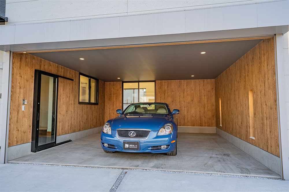 ガレージに駐車したSC430