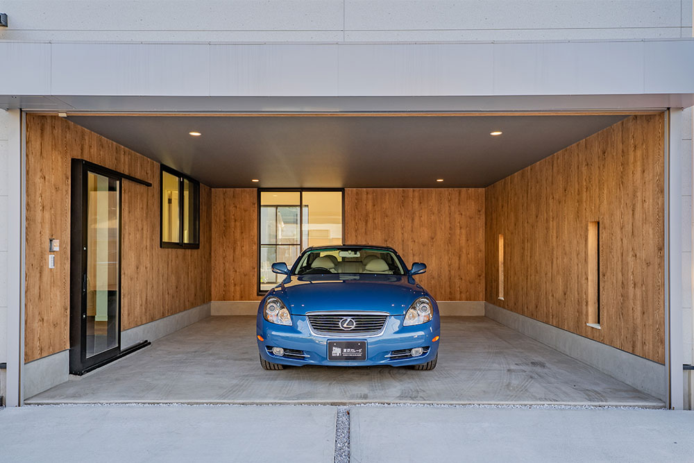 ガレージに駐車したSC430