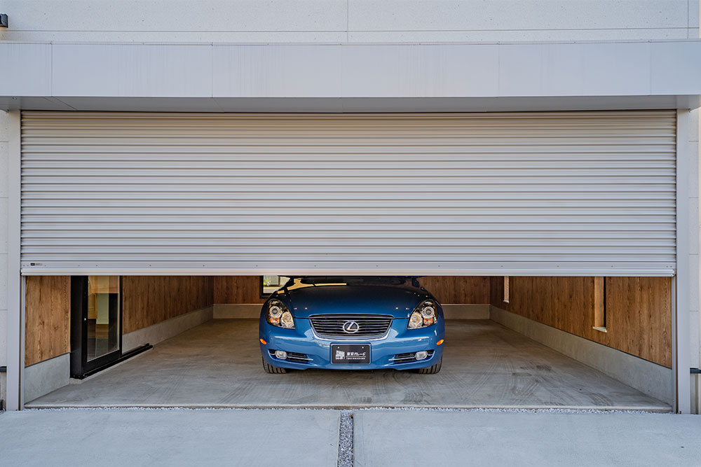 ガレージに駐車したSC430