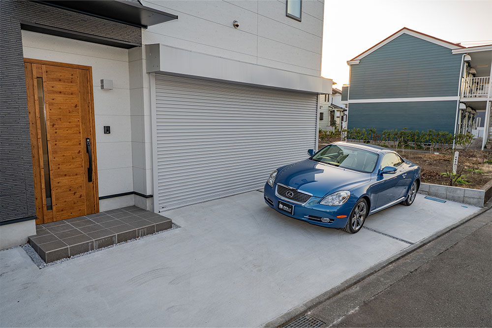 ガレージ前は屋外駐車スペースとして使える