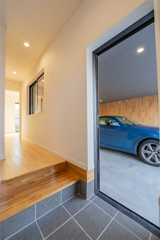 玄関から見たガレージ