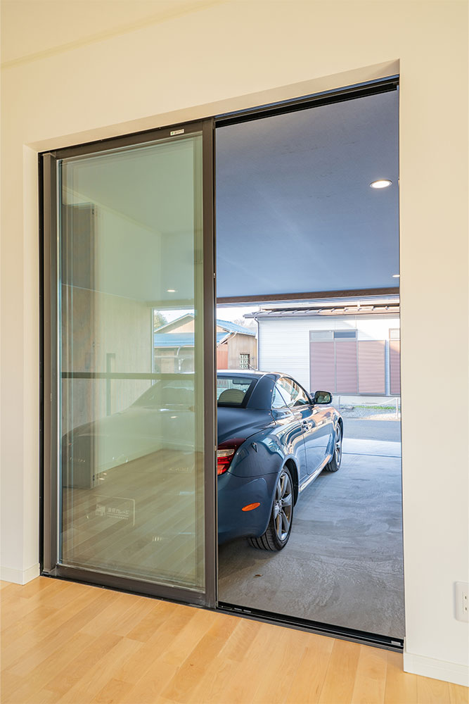 1F洋室（7.5帖）から見たガレージ