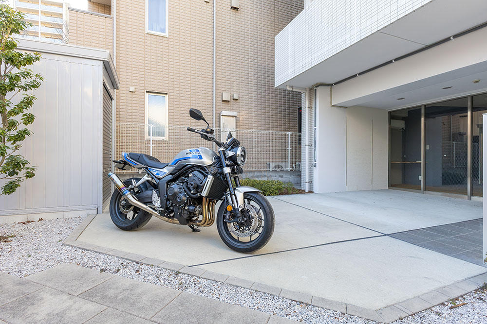 101号室は専用庭にバイクガレージ完備